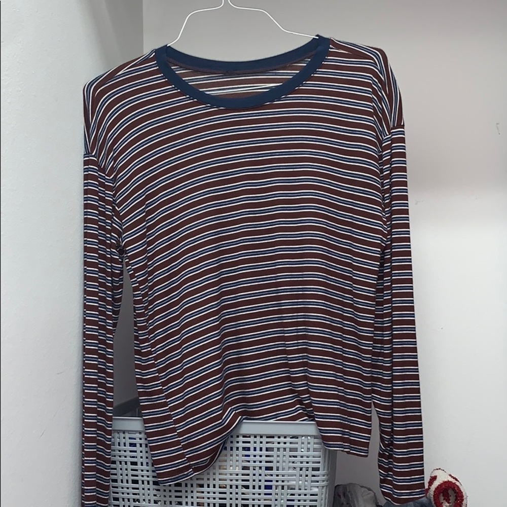 VERY soft and flowy long sleeve top kind of croped